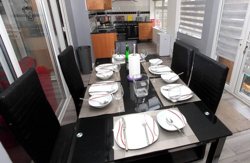 Peterborough Casa | This house is a 6 bedroom(s), 3 bathrooms, located in Peterborough, England.