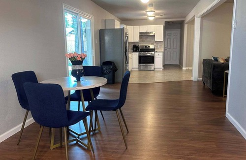 West Arlington Apartamento | This is a private room in a house. You are renting a room with a queen bed and an attached bathroom.