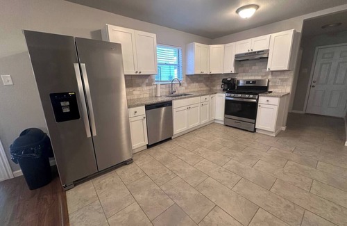 West Arlington Apartamento | This is a private room in a house. You are renting a room with a queen bed and an attached bathroom.