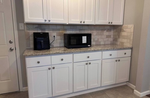 West Arlington Apartamento | This is a private room in a house. You are renting a room with a queen bed and an attached bathroom.