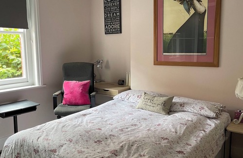 West Kensington Cama Y Desayuno | this is a spacious, clean and elegant one double bedroom located in London