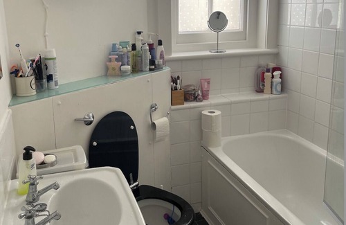 West Kensington Cama Y Desayuno | this is a spacious, clean and elegant one double bedroom located in London