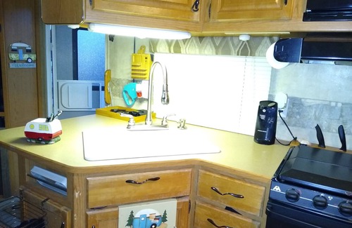 Boger City Casa | Este es un RV muy espacioso que se encuentra debajo de 2 árboles grandes
