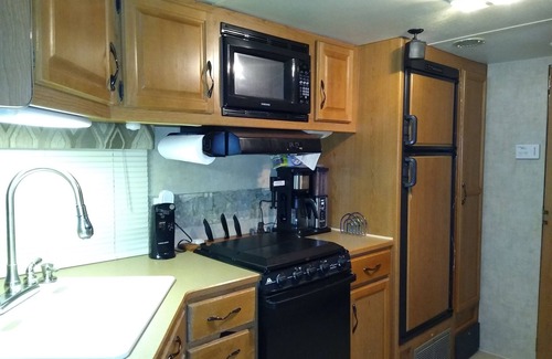 Boger City Casa | Este es un RV muy espacioso que se encuentra debajo de 2 árboles grandes