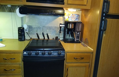Boger City Casa | Este es un RV muy espacioso que se encuentra debajo de 2 árboles grandes