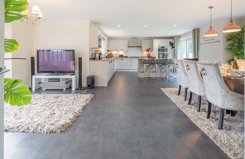 Abingdon Cabaña | 5 bedroom accommodation in Kingston Bagpuize, near Abingdon