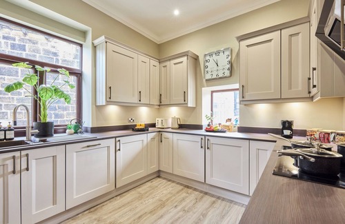 Haworth Apartamento | This luxury, boutique style, stone built, 3 bedroom, 2 bathroom apartment by Above Rubies sits directly on Haworth’s renowned cobbled Main Street and is only a stone’s throw from the iconic Parsonage, home to the Brontë sisters.