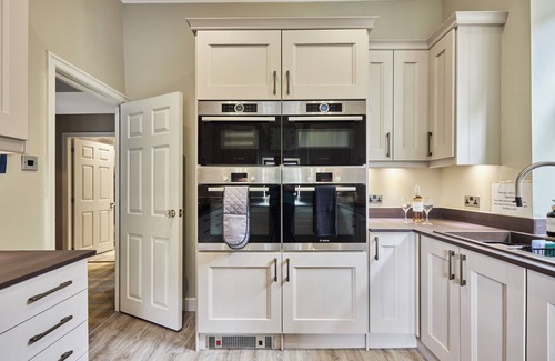 Haworth Apartamento | This luxury, boutique style, stone built, 3 bedroom, 2 bathroom apartment by Above Rubies sits directly on Haworth’s renowned cobbled Main Street and is only a stone’s throw from the iconic Parsonage, home to the Brontë sisters.
