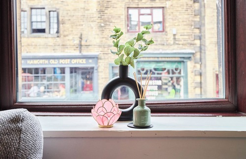 Haworth Apartamento | This luxury, boutique style, stone built, 3 bedroom, 2 bathroom apartment by Above Rubies sits directly on Haworth’s renowned cobbled Main Street and is only a stone’s throw from the iconic Parsonage, home to the Brontë sisters.