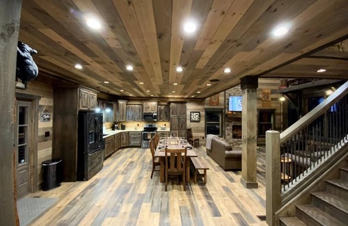 Gatlinburg - Pigeon Forge Complejo | This luxury lodge is breathtaking from the moment you arrive.