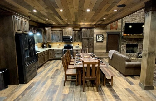 Gatlinburg - Pigeon Forge Complejo | This luxury lodge is breathtaking from the moment you arrive.