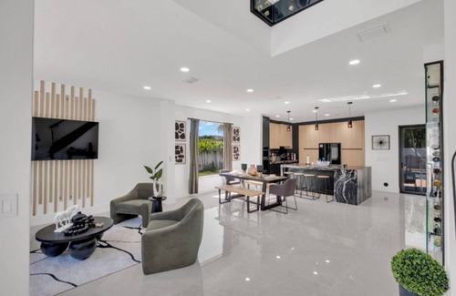 Ludlam Casa | This Miami Vice Villa home is a stunning Saltwater Heated pool/Jacuzzi spa Oasis