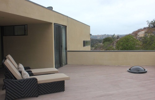Carmel Valley Casa | Esta casa moderna es un paseo en bicicleta de la playa en una calle privada.