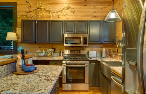 Blue Ridge Cabina | This Must Be The Place.Eclectic skyline retreat with a passionate lover's suite