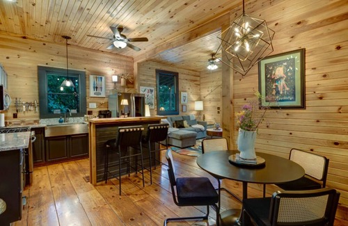 Blue Ridge Cabina | This Must Be The Place.Eclectic skyline retreat with a passionate lover's suite