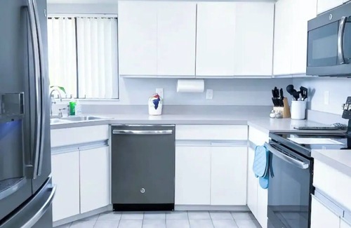 Southgate Casa | This nice house is located close in a nice and safe neighborhoods and 15