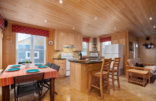 Rosseau Casa | This pretty oasis is tucked away in Beley Bay on historic Lake Rosseau.