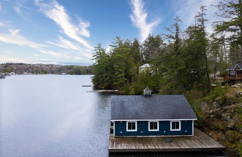Rosseau Casa | This pretty oasis is tucked away in Beley Bay on historic Lake Rosseau.