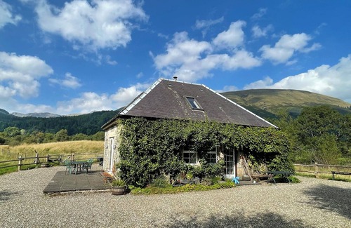 Lochearnhead Cabaña | Cnoc Famh cottage located in the beautiful setting of Scotland National Park.