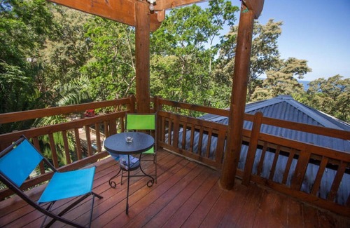 Sandy Bay Apartamento | Jungle Reef Inn, Casa Tropical Treehouse II