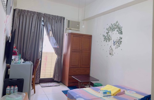 Hukou Apartamento | This room have its own private bathroom, bed, cabled tv, wardrobe and balcony.