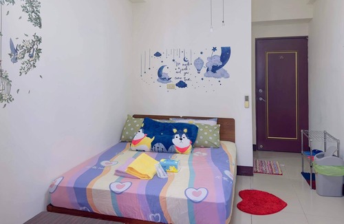 Hukou Apartamento | This room have its own private bathroom, bed, cabled tv, wardrobe and balcony.