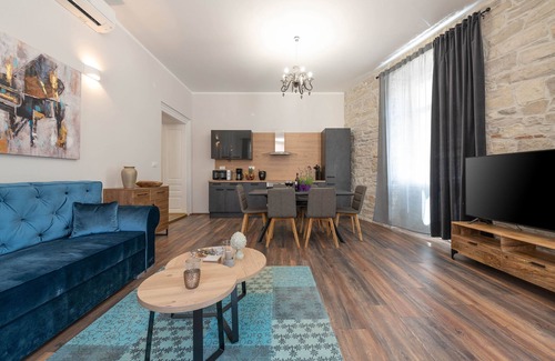 Pomer Apartamento | This spacious uniquely decorated apartment is perfect place to pamper yourself.