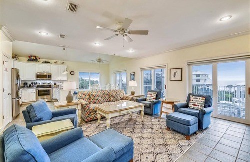 Treasure Beach Village Casa | Esta espléndida casa cuenta con 4 master suites encantadoras y una zona de nivel superior total para los niños.