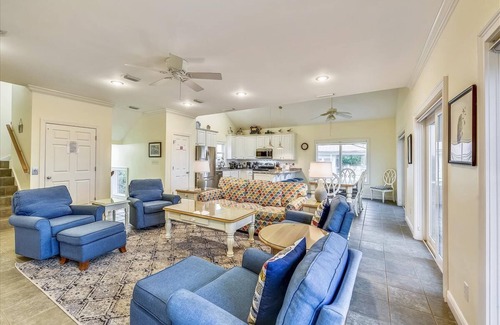 Treasure Beach Village Casa | Esta espléndida casa cuenta con 4 master suites encantadoras y una zona de nivel superior total para los niños.