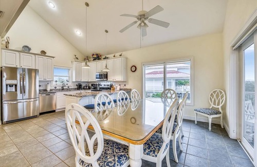 Treasure Beach Village Casa | Esta espléndida casa cuenta con 4 master suites encantadoras y una zona de nivel superior total para los niños.
