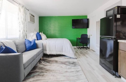 Riverside Apartamento | This studio is a 1 bedroom(s), 1 bathrooms, located in Tempe, AZ.