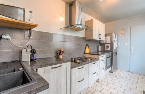 Roubaix Casa | This stylish and very spacious vacation home welcomes you to the town of Roubaix.