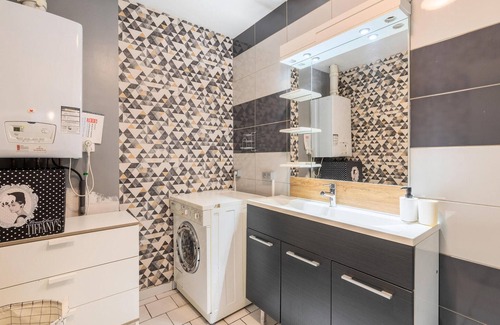 Roubaix Casa | This stylish and very spacious vacation home welcomes you to the town of Roubaix.