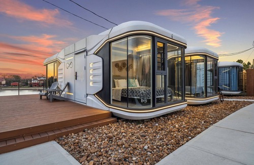 Highlands Apartamento | This tiny house is a 1 bedroom(s), 1 bathrooms, located in Highlands, TX.