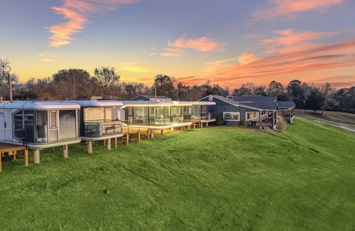 Highlands Apartamento | This tiny house is a 1 bedroom(s), 1 bathrooms, located in Highlands, TX.