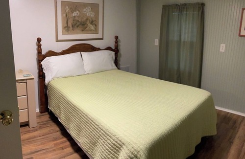 Clifton Casa | Esta cabaña de dos pisos está ubicada en el histórico pueblo de Clifton / YellowSprings