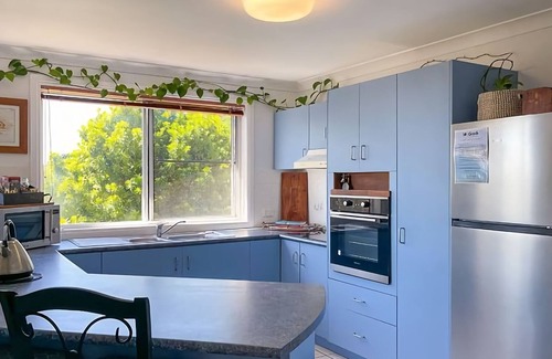 Coffs Harbour Apartamento | This unique level home is situated on the upper level in a private setting, with mountain views