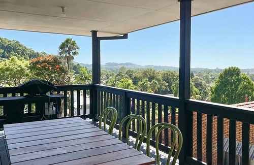 Coffs Harbour Apartamento | This unique level home is situated on the upper level in a private setting, with mountain views