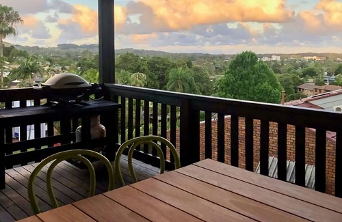Coffs Harbour Apartamento | This unique level home is situated on the upper level in a private setting, with mountain views