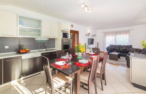 Primorski Dolac Casa | Alojamiento de 3 habitaciones en Primorski Dolac