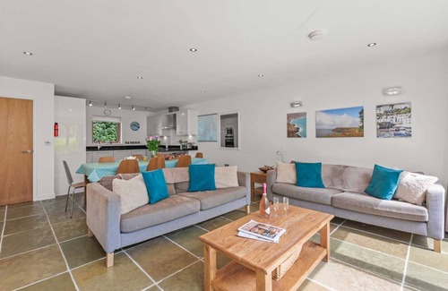 Talland Casa | Esta casa maravillosamente ligera, de diseño abierto, admite mascotas y ofrece vistas a la encantadora piscina
