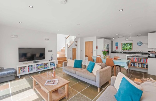 Talland Casa | Esta casa maravillosamente ligera, de diseño abierto, admite mascotas y ofrece vistas a la encantadora piscina