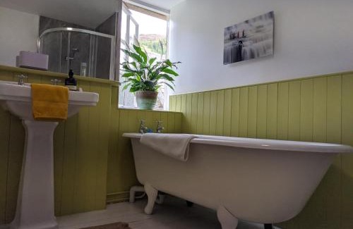 Marybank Casa | Thistle Cottage, CrannachCottages