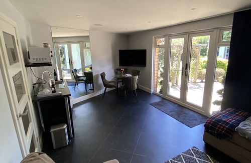 Hemel Hempstead Casa | Thistle Lodge - Quiet Garden Lodge with off road parking