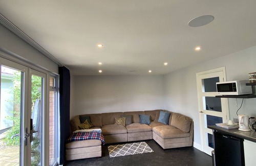 Hemel Hempstead Casa | Thistle Lodge - Quiet Garden Lodge with off road parking