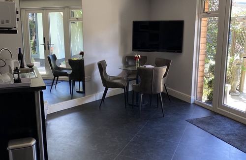 Hemel Hempstead Casa | Thistle Lodge - Quiet Garden Lodge with off road parking