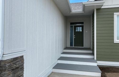 Mountain View Casa | Thistle Ridge (Upper) New Waterton Lakes Area Waterfront Home