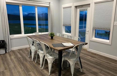 Mountain View Casa | Thistle Ridge (Upper) New Waterton Lakes Area Waterfront Home