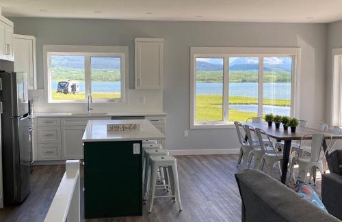 Mountain View Casa | Thistle Ridge (Upper) New Waterton Lakes Area Waterfront Home