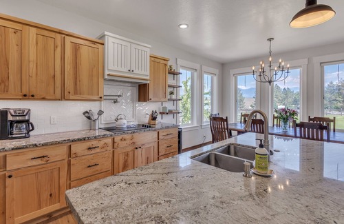 Corvallis Otro | Three Bears Get Away (6-Bedroom Farmhouse) - Handicap accessible by RedAwning